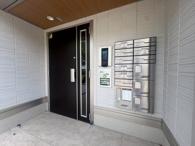 稲城市大丸のアパートのエントランス