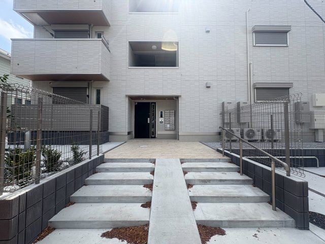 稲城市大丸のアパートのロビー