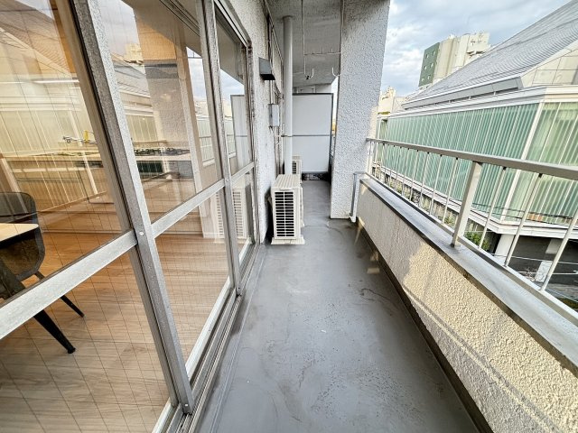 【バルコニー】 | プリズンマンション | バルコニーは東南側で日当たり良好です。目の前に建物は御座いませんので朝日もしっかり差し込みます♪