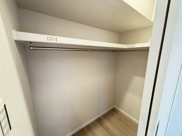【収納】 | プリズンマンション | なんと！居室すべてにウォークインクローゼット搭載です。洋室6.8畳にはダブルで搭載♪収納にはかなり意識してリノベーション致しました。