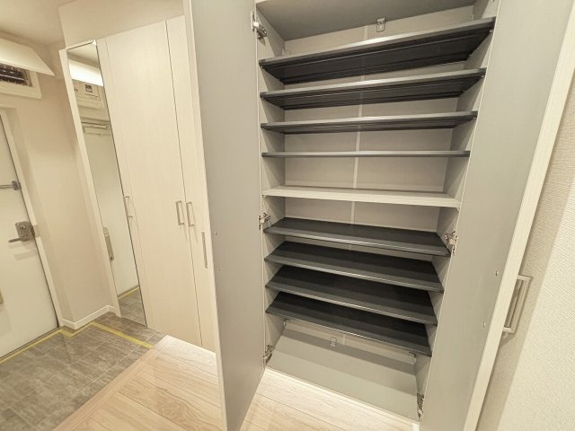 【玄関】 | プリズンマンション | 玄関収納にも拘りました！姿見付のシューズクローゼット、扉が開いてる方で半分です♪可動式の戸棚なのでブーツなどの収納も楽々♪奥様・娘様には嬉しいアイテムですね！