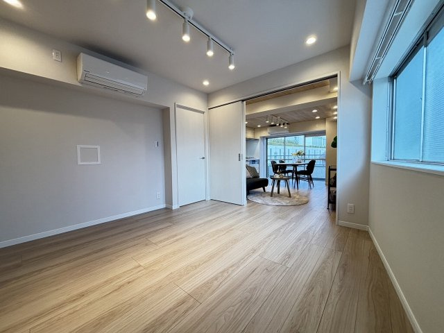 【洋室】 | プリズンマンション | 洋室6.8畳は南側窓から明るい陽ざしが入ります。角部屋の利点でもある2面彩光♪マンションでは難しい条件はクリア済みです。