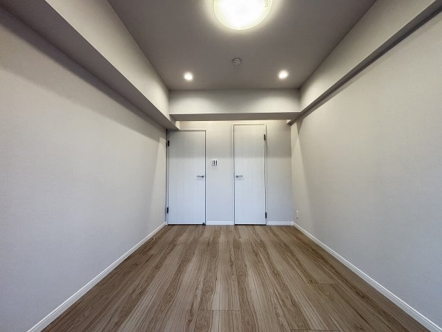 【洋室】 | プリズンマンション | 洋室5.8畳、こちらのお部屋にも大きなウォークインクロゼット搭載です。正形のお部屋なので家具の配置も気の向くままに可能です♪