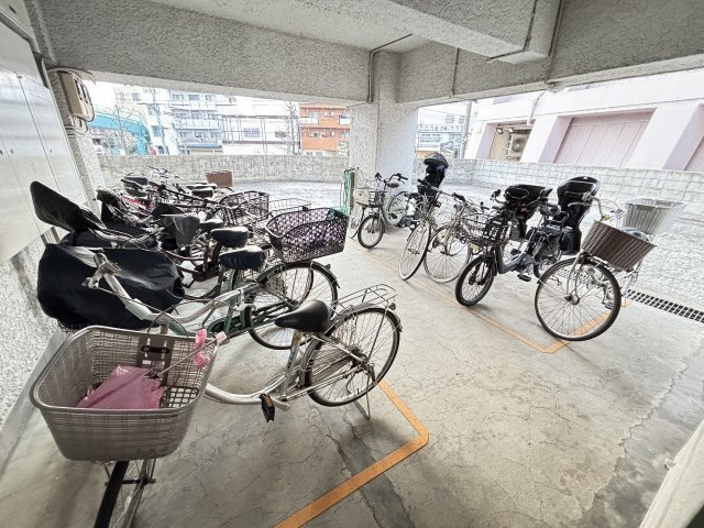 【駐輪場】 | プリズンマンション | 敷地内の駐輪場は屋根付きです♪今の時代電動自転車が主流の時代。自転車だって雨ざらしは嫌ですよね・・・