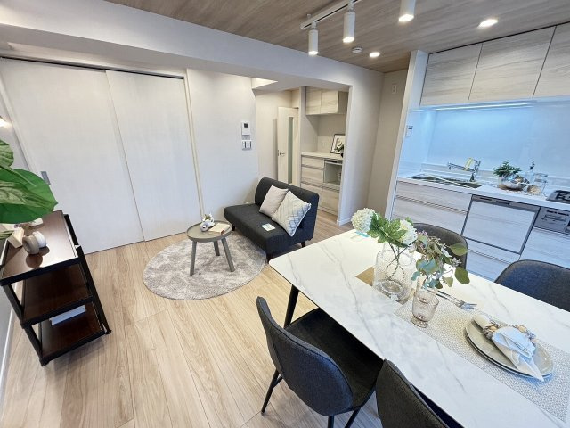 【居間・リビング】 | プリズンマンション | リビングには生活をイメージ出来るようにソファーやダイニングテーブルを置いていますので、是非一度現地室内をご覧になってみて下さい。即日のご内覧にも柔軟にご対応致します。