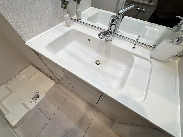 【独立洗面台】 | プリズンマンション | ワイド型の洗面化粧台！これ、大事なポイントです！！物がおけるように両サイドのスペースを確保した仕様にしました♪