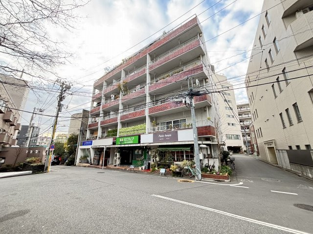 【外観】 | プリズンマンション | 中央線「荻窪駅」徒歩5分と言う利便の良い立地ながらマンション目の前の道路の交通量は少なく静かな環境です♪