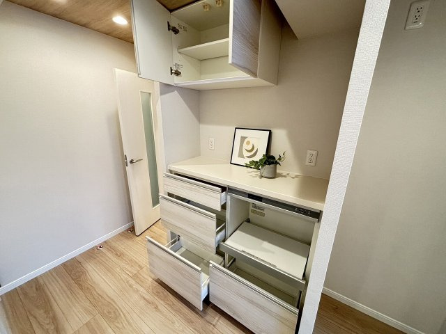 【その他】 | プリズンマンション | 収納豊富なパントリー♪炊飯器、電子レンジなどを置ける多様型アイテム。上部吊戸棚もあると嬉しいアイテムです♪