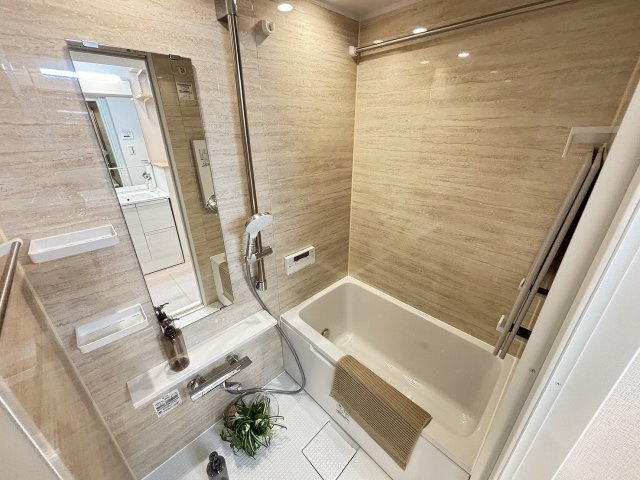 【浴室】 | プリズンマンション | 浴室には当然装備の浴室換気乾燥機能♪雨の日のお洗濯にも一役買います嬉しい設備！造りもおしゃれにこだわったリラックススペースです。