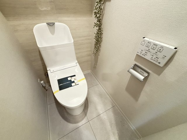 【トイレ】 | プリズンマンション | 最新機能搭載のプライベートスペース♪上部吊戸棚付きでトイレットペーパーなどの保管にも便利です。