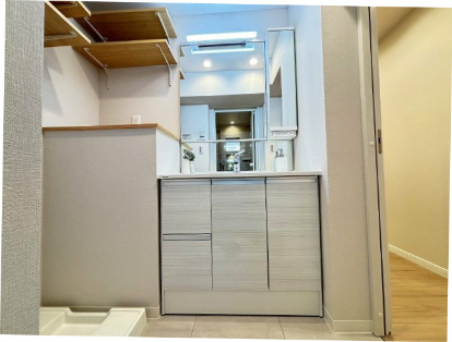 【独立洗面台】 | プリズンマンション | こちらもまた最新の洗面化粧台、鏡の裏も収納でシャンプーや洗顔などの保管に便利です♪コンセントもありますので朝の身支度にも一役買いまね！