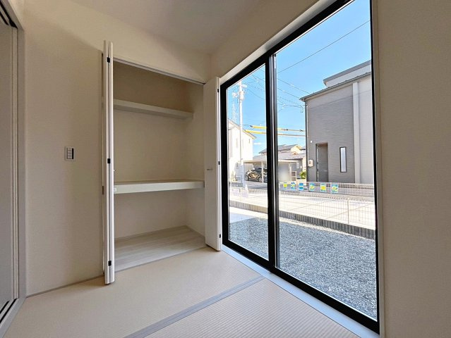 新築戸建・新築建売　福島市大森・太平寺　杉妻小・福島第一中の和室|畳のぬくもりが心地いい和室。リビングから見守ることができ、お子様のお昼寝や遊び場に最適です！