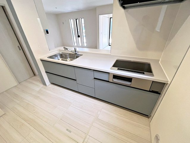 新築戸建・新築建売　福島市大森・太平寺　杉妻小・福島第一中のキッチン|カウンター越しに会話が弾み、家族とのつながりを感じられる対面キッチンです！