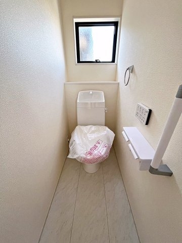新築戸建・新築建売　福島市大森・太平寺　杉妻小・福島第一中のトイレ|白を基調としており小窓で換気ができるので清潔感のある空間。ペーパーホルダーが2つあるのも便利です！