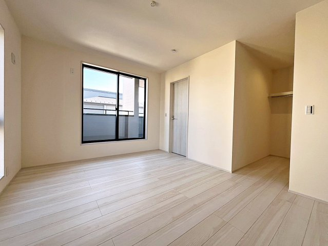 新築戸建・新築建売　福島市大森・太平寺　杉妻小・福島第一中の洋室|バルコニーに面しており大きな窓から日差しが入るので気持ちの良いプライベート空間です！