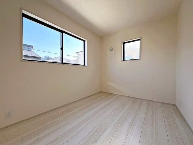新築戸建・新築建売　福島市大森・太平寺　杉妻小・福島第一中の洋室|自然光が長時間入る2面採光で明るく気持ちの良いプライベート空間です！
