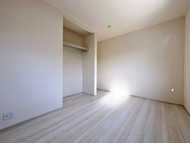 新築戸建・新築建売　福島市大森・太平寺　杉妻小・福島第一中の洋室|収納には扉がない「見せる収納」で出し入れがスムーズです！