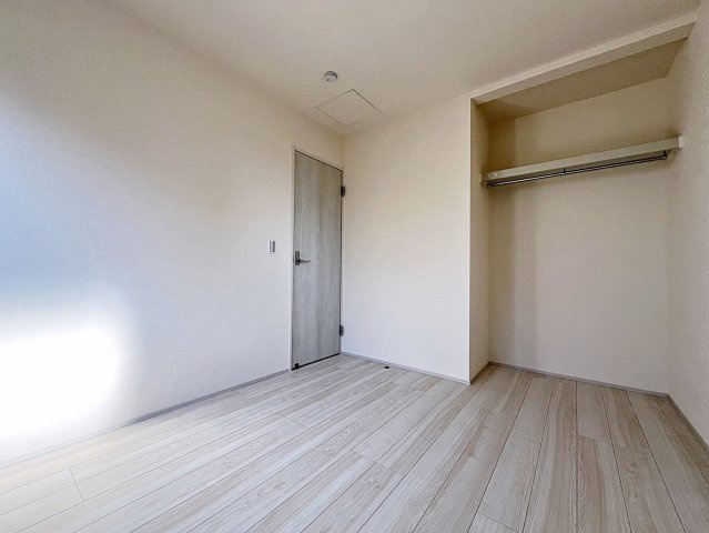 新築戸建・新築建売　福島市大森・太平寺　杉妻小・福島第一中の洋室|収納には扉がない「見せる収納」で出し入れがスムーズです！