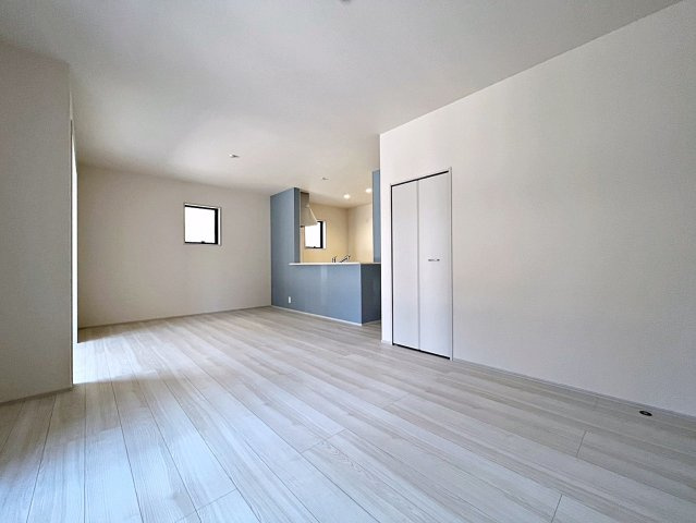 新築戸建・新築建売　福島市大森・太平寺　杉妻小・福島第一中の居間・リビング|17.2帖の洋室は広々とした家族団らんスペースです！