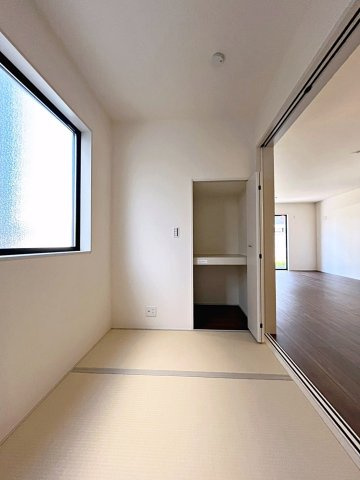 新築戸建・新築建売　福島市大森・太平寺　杉妻小・福島第一中の和室|畳のぬくもりが心地いい和室。リビングから見守ることができ、お子様のお昼寝や遊び場に最適です！