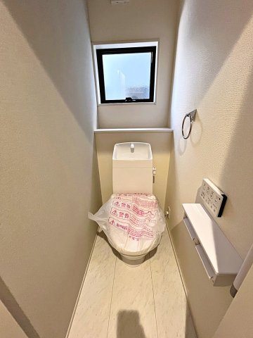 新築戸建・新築建売　福島市大森・太平寺　杉妻小・福島第一中のトイレ|白を基調としており小窓で換気ができるので清潔感のある空間。ペーパーホルダーが2つあるのも便利です！
