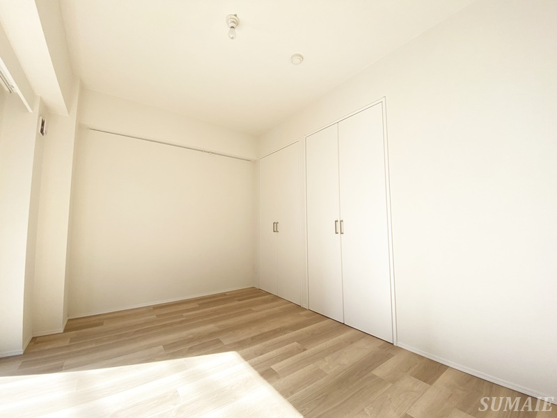 ステラメゾン田端の寝室|別角度から見たリビング横の6帖の洋室です☆