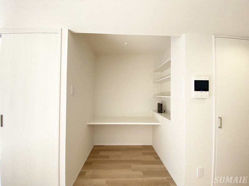 ステラメゾン田端の内装|備え付けデスクです☆