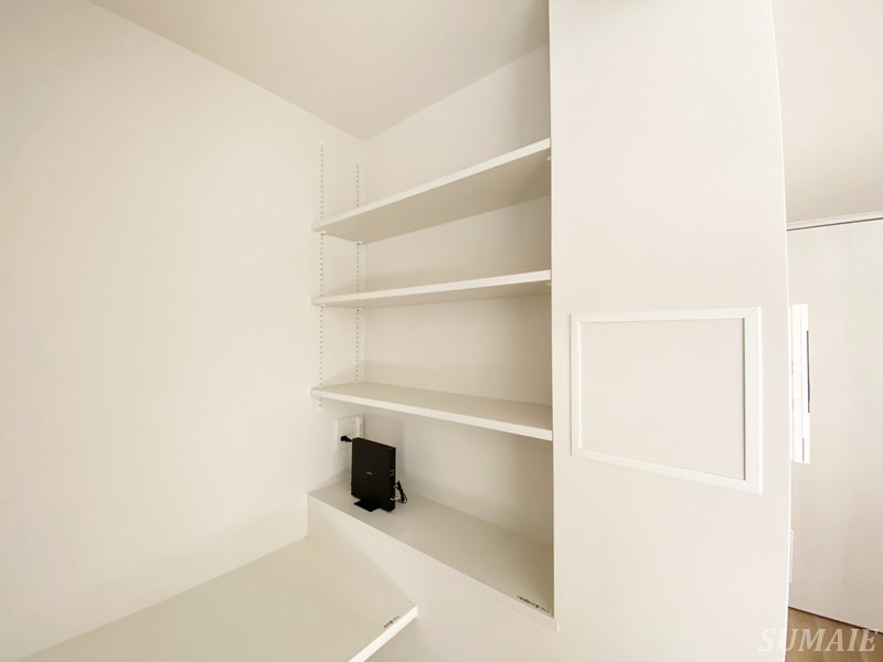 ステラメゾン田端の内装|備え付けデスク横収納です☆