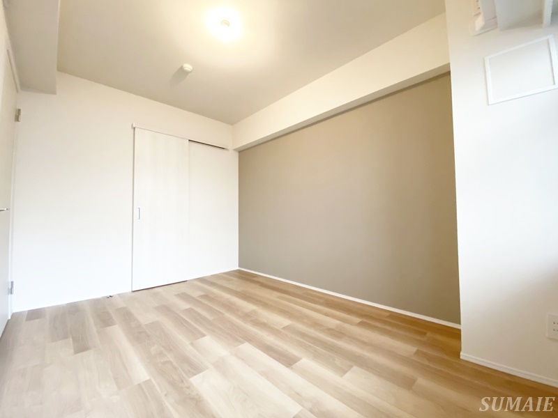 ステラメゾン田端の洋室|別角度から見た玄関すぐの6帖の洋室です☆