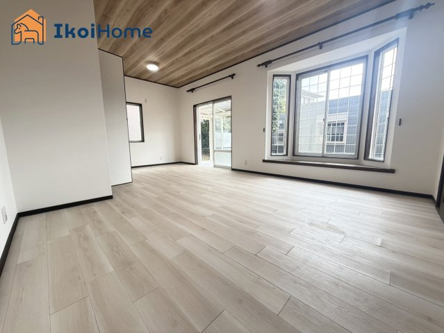 神戸市西区月が丘3丁目　中古戸建の居間・リビング|【ホームページに現地動画掲載中】●年中無休：当日予約可●広いリビングは大きな窓が3カ所あり！