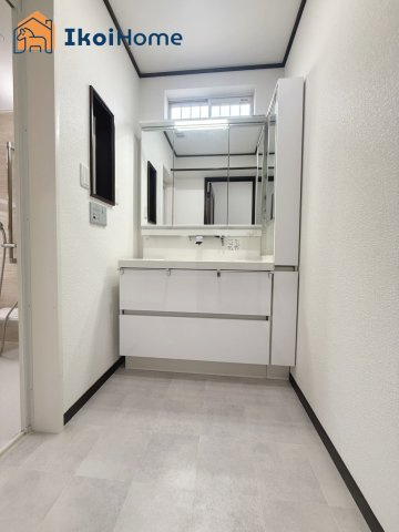 神戸市西区月が丘3丁目　中古戸建の洗面所|【ホームページに現地動画掲載中】●年中無休：当日予約可●洗面台はワイドで収納も豊富です！