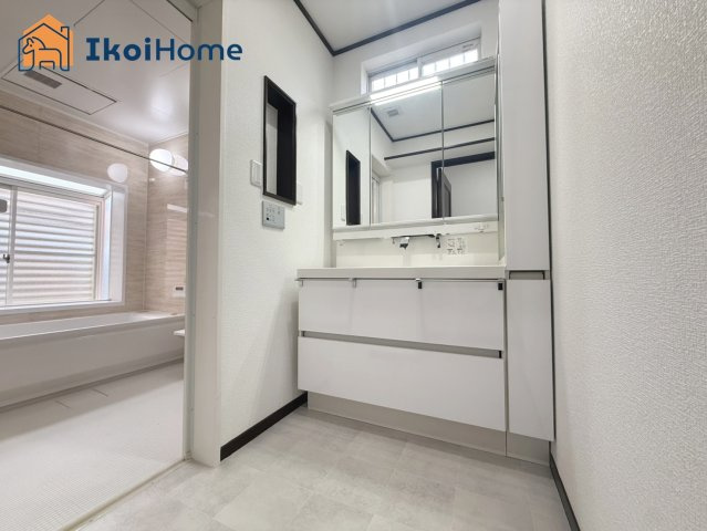 神戸市西区月が丘3丁目　中古戸建の洗面所|【ホームページに現地動画掲載中】●年中無休：当日予約可●洗面台はお化粧をする時に便利な３面鏡。