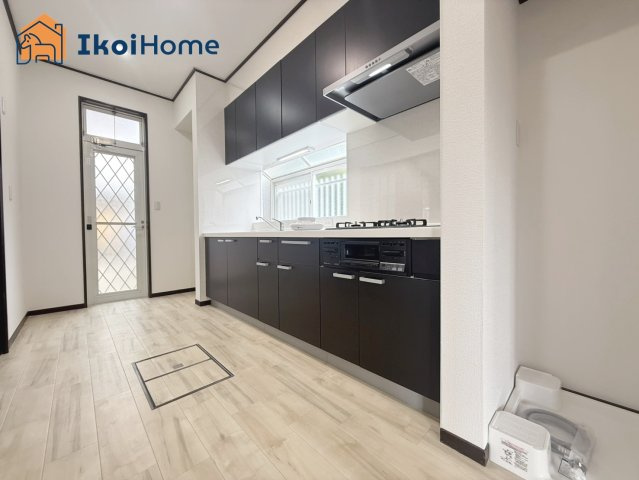 神戸市西区月が丘3丁目　中古戸建のキッチン|【ホームページに現地動画掲載中】●年中無休：当日予約可●ワイドなキッチンで収納も豊富！