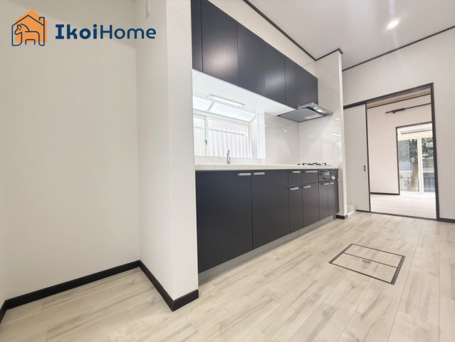 神戸市西区月が丘3丁目　中古戸建のキッチン|【ホームページに現地動画掲載中】●年中無休：当日予約可●キッチン横のスペースも広々しています！