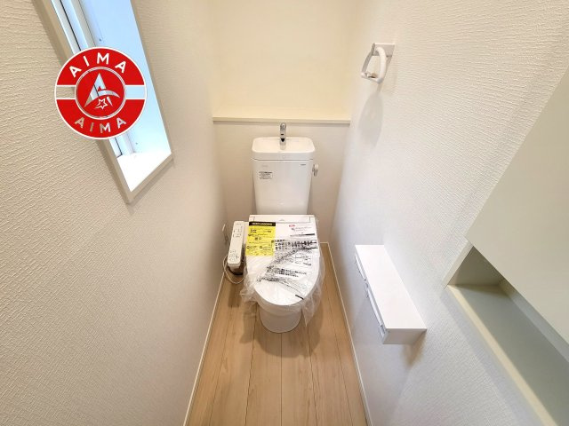 福岡市南区弥永5丁目第15-1棟（1号棟）の内観：施工例|トイレ・ウォシュレット付。快適で衛生的な洗浄機能付温水シャワートイレです。収納や手すりもついてます。
