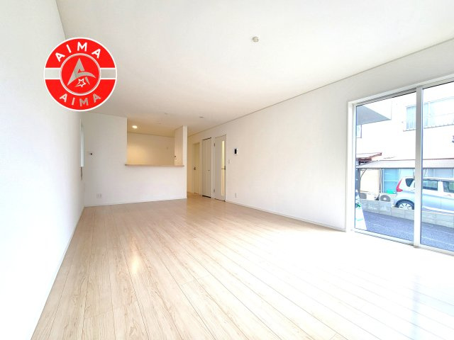 福岡市南区弥永5丁目第15-1棟（1号棟）の内観：施工例|キッチンからリビングをしっかり確認できます。家族の笑顔があふれる空間になりそうですね。