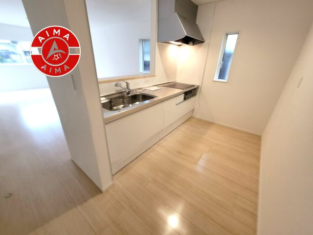 福岡市南区弥永5丁目第15-1棟（1号棟）の内観：施工例|カウンターキッチンなら、リビングで遊ぶ子供の様子を見ながら料理ができるので安心です。料理を運んでもらったり、子供にお手伝いしてもらいやすいのもいいですね。