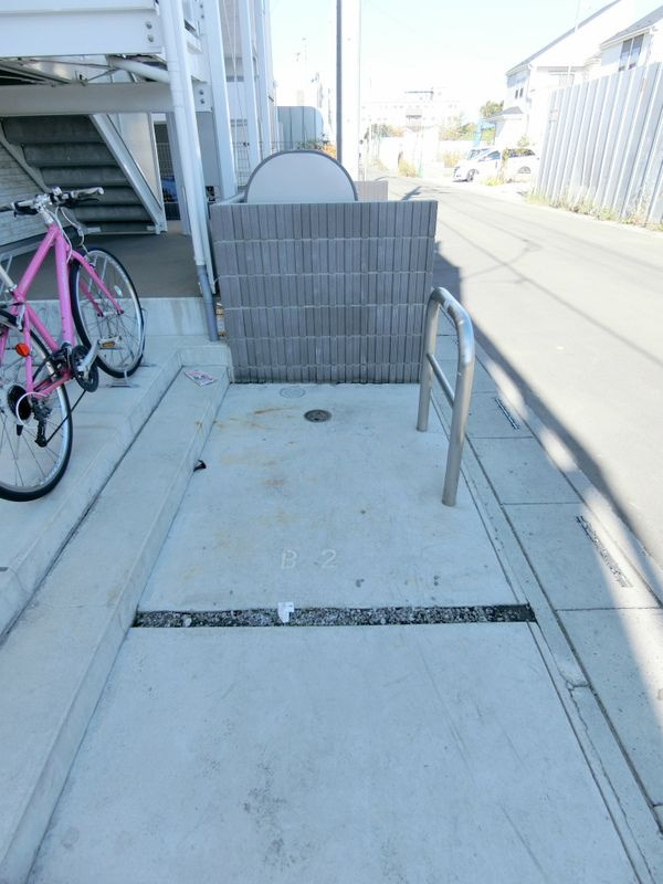 リブリ・Charmの駐車場