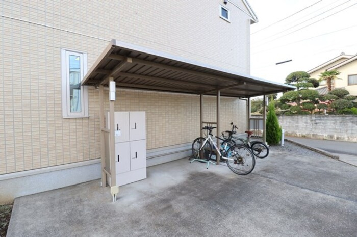 セレシェイラBのその他共用部分|屋根付きの駐輪場があります。