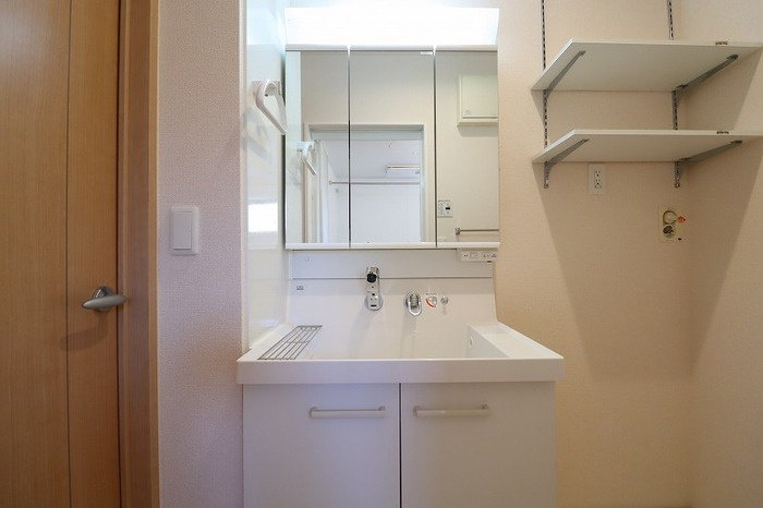 セレシェイラBの洗面所|朝の身支度に便利な洗面台あり