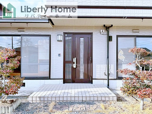 石岡市柿岡　中古戸建のエントランス