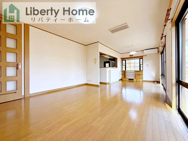 石岡市柿岡　中古戸建の居間・リビング