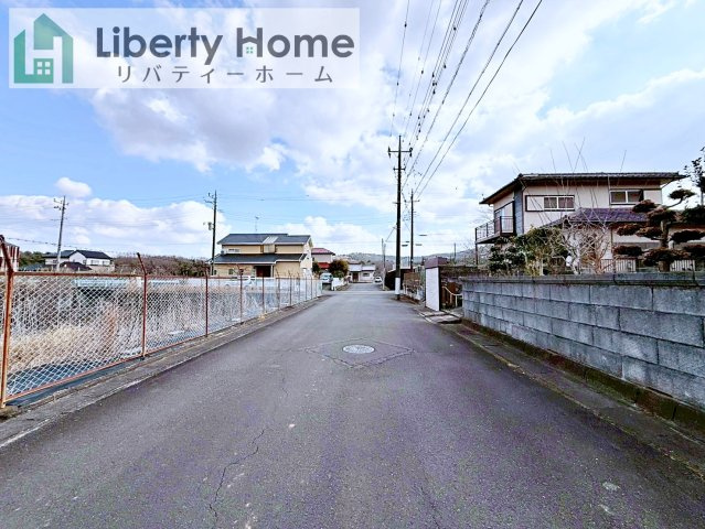 石岡市柿岡　中古戸建の前面道路含む現地写真