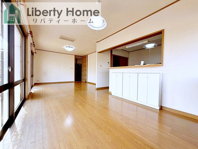 石岡市柿岡　中古戸建の居間・リビング