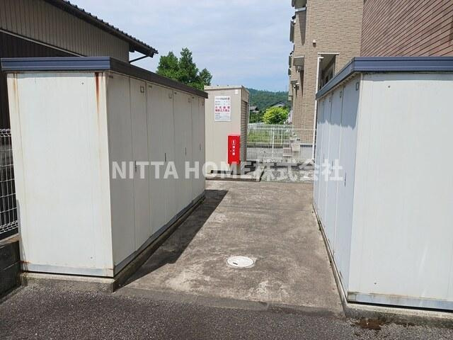 Ｎ３ーコンドミニアムのエントランス|タイヤ庫が付いています◇