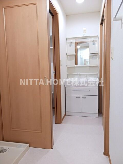 Ｎ３ーコンドミニアムの洗面所|シャワー付き洗面台も完備◆