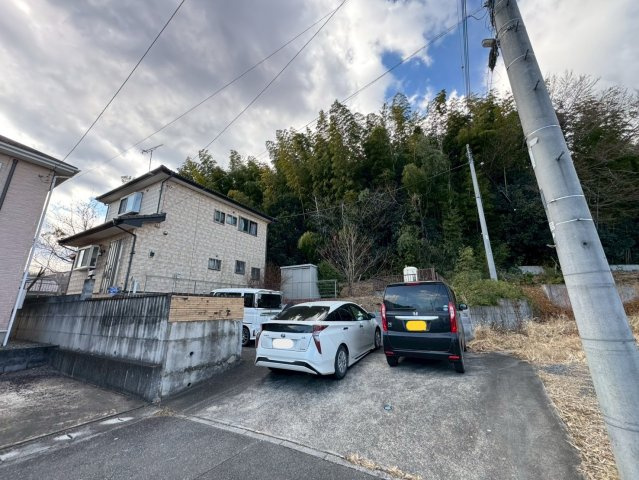 －三丁目不動産-寄居町桜沢　中古戸建の前面道路含む現地写真