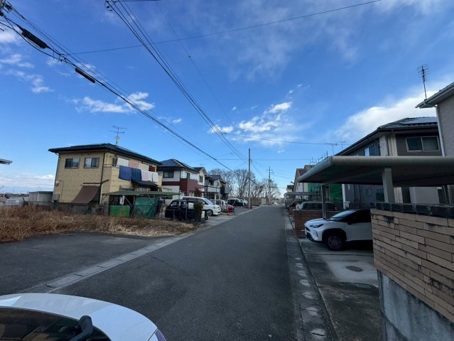 －三丁目不動産-寄居町桜沢　中古戸建の前面道路含む現地写真