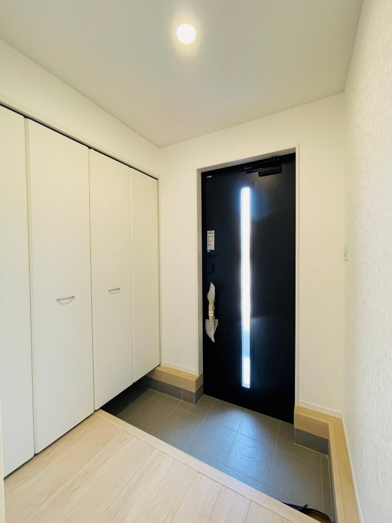 豊田市野見山町第6　新築分譲住宅　全2棟　1号棟の玄関|大容量のシューズボックス付きで玄関が靴で散らかりません。