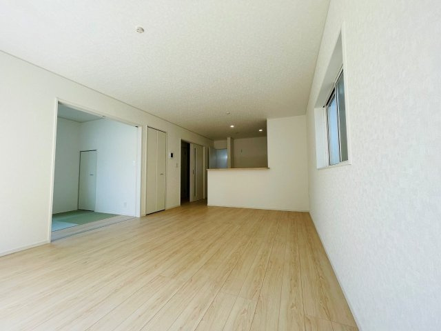 豊田市野見山町第6　新築分譲住宅　全2棟　1号棟の居間・リビング|どこにいても家族の顔が見える、明るく開放的なLDK。